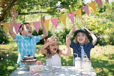 Enfants qui font la fête dehors pour un anniversaire