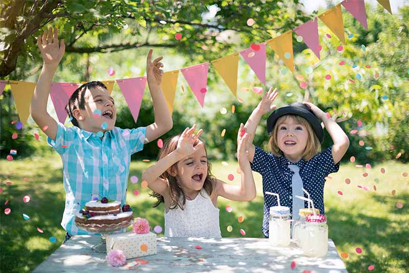 Enfants qui font la fête dehors pour un anniversaire